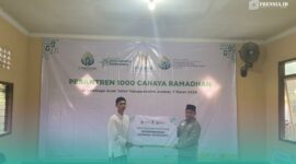 Mahasiswa penerima Beasiswa Cendekia BAZNAS (BCB) Universitas Islam KH Achmad Muzakki Syah (UNIKHAMS) Jember saat menyerahkan bantuan pengembangan lembaga Yatim Piatu di YABAPPENATIM. (Foto: Sigit/Frensia). 