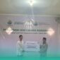Mahasiswa penerima Beasiswa Cendekia BAZNAS (BCB) Universitas Islam KH Achmad Muzakki Syah (UNIKHAMS) Jember saat menyerahkan bantuan pengembangan lembaga Yatim Piatu di YABAPPENATIM. (Foto: Sigit/Frensia). 
