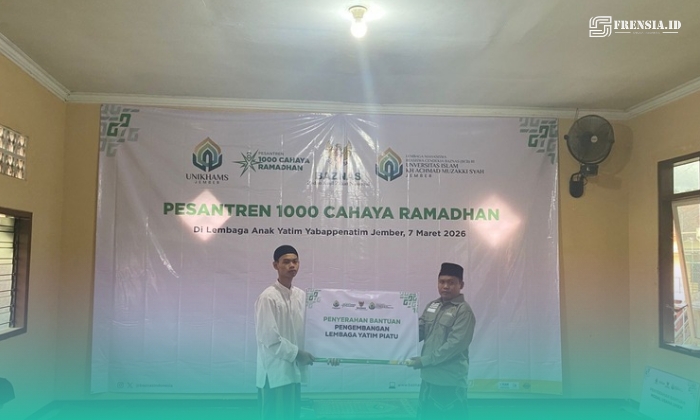 Mahasiswa penerima Beasiswa Cendekia BAZNAS (BCB) Universitas Islam KH Achmad Muzakki Syah (UNIKHAMS) Jember saat menyerahkan bantuan pengembangan lembaga Yatim Piatu di YABAPPENATIM. (Foto: Sigit/Frensia). 