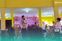 Bupati Jember, Muhammad Fawait saat sosialisasi program pemerintah di Kantor Desa Sumberjeruk, Kecamatan Kalisat. (Foto: Fadli/Frensia). 