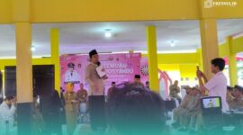 Bupati Jember, Muhammad Fawait saat sosialisasi program pemerintah di Kantor Desa Sumberjeruk, Kecamatan Kalisat. (Foto: Fadli/Frensia). 