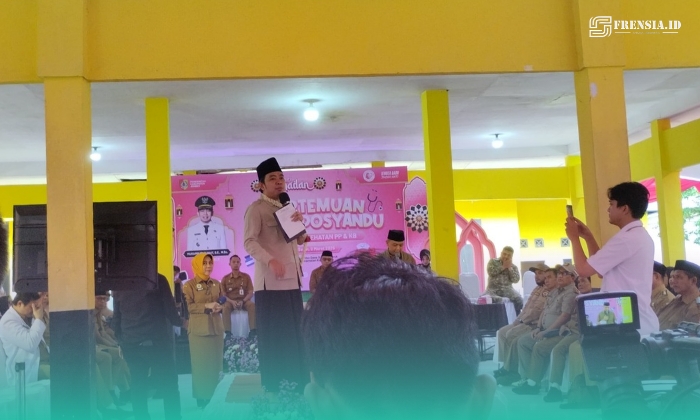 Bupati Jember, Muhammad Fawait saat sosialisasi program pemerintah di Kantor Desa Sumberjeruk, Kecamatan Kalisat. (Foto: Fadli/Frensia). 