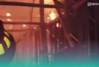 Petugas Pemadam Regu A Mako Damkarmat Jember, saat memadamkan api yang membakar Gudang PTPN 1 Regional V, Desa Wirowongso, Kec. Ajung (Tangkapan layar @Instagram: aslijembermat).