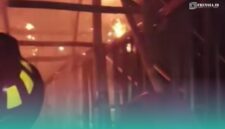 Petugas Pemadam Regu A Mako Damkarmat Jember, saat memadamkan api yang membakar Gudang PTPN 1 Regional V, Desa Wirowongso, Kec. Ajung (Tangkapan layar @Instagram: aslijembermat).