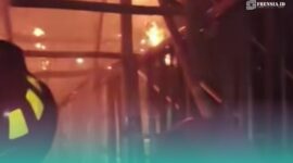 Petugas Pemadam Regu A Mako Damkarmat Jember, saat memadamkan api yang membakar Gudang PTPN 1 Regional V, Desa Wirowongso, Kec. Ajung (Tangkapan layar @Instagram: aslijembermat).