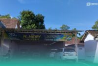 Tampak depan Showroom Heryanto yang telah kehilangan mobil Toyota Fortuner, di Dusun Jatirejo RT 003/RW 004, Desa Sidodadi, Kecamatan Tempurejo, Jember. (Foto: Fadli/Frensia).