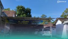 Tampak depan Showroom Heryanto yang telah kehilangan mobil Toyota Fortuner, di Dusun Jatirejo RT 003/RW 004, Desa Sidodadi, Kecamatan Tempurejo, Jember. (Foto: Fadli/Frensia).