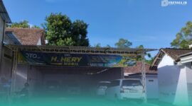 Tampak depan Showroom Heryanto yang telah kehilangan mobil Toyota Fortuner, di Dusun Jatirejo RT 003/RW 004, Desa Sidodadi, Kecamatan Tempurejo, Jember. (Foto: Fadli/Frensia).