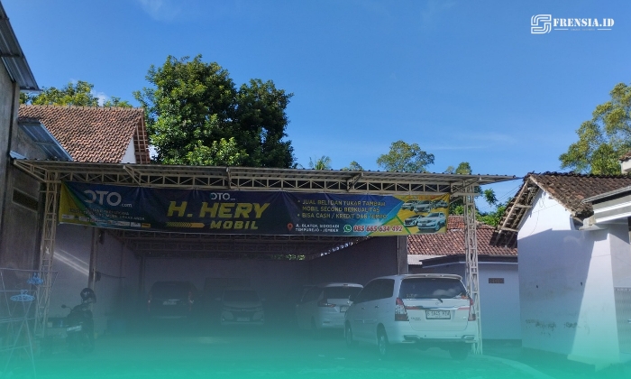 Tampak depan Showroom Heryanto yang telah kehilangan mobil Toyota Fortuner, di Dusun Jatirejo RT 003/RW 004, Desa Sidodadi, Kecamatan Tempurejo, Jember. (Foto: Fadli/Frensia).