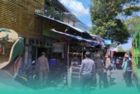 Satpol PP bersama Satgas Infrastruktur dan Tata Ruang (ITR) saat melakukan penertiban lapak PKL di Jalan Gajah Mada, Kecamatan Kaliwates, Jember. (Foto: Fadli/Frensia).