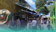 Satpol PP bersama Satgas Infrastruktur dan Tata Ruang (ITR) saat melakukan penertiban lapak PKL di Jalan Gajah Mada, Kecamatan Kaliwates, Jember. (Foto: Fadli/Frensia).