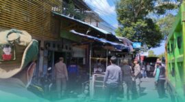 Satpol PP bersama Satgas Infrastruktur dan Tata Ruang (ITR) saat melakukan penertiban lapak PKL di Jalan Gajah Mada, Kecamatan Kaliwates, Jember. (Foto: Fadli/Frensia).