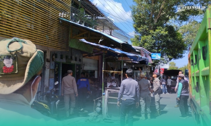 Satpol PP bersama Satgas Infrastruktur dan Tata Ruang (ITR) saat melakukan penertiban lapak PKL di Jalan Gajah Mada, Kecamatan Kaliwates, Jember. (Foto: Fadli/Frensia).