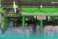 Tampak depan toko Oleh-oleh Khas Jember 'Sumber Madu' milik Susilowati. (Foto: Fadli).