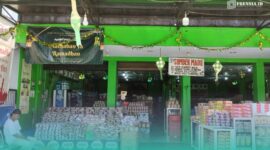 Tampak depan toko Oleh-oleh Khas Jember 'Sumber Madu' milik Susilowati. (Foto: Fadli).