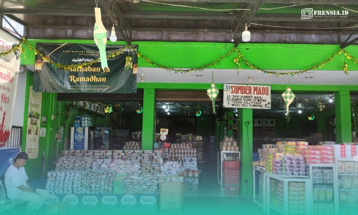 Tampak depan toko Oleh-oleh Khas Jember 'Sumber Madu' milik Susilowati. (Foto: Fadli).