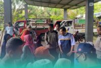 Anggota DPRD Jatim Fraksi Gerindra, H. Satib, saat membagikan beras. (Foto: Sigit/Frensia). 