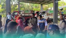 Anggota DPRD Jatim Fraksi Gerindra, H. Satib, saat membagikan beras. (Foto: Sigit/Frensia). 