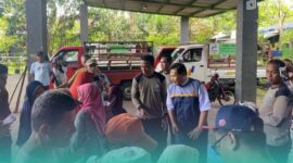 Anggota DPRD Jatim Fraksi Gerindra, H. Satib, saat membagikan beras. (Foto: Sigit/Frensia). 