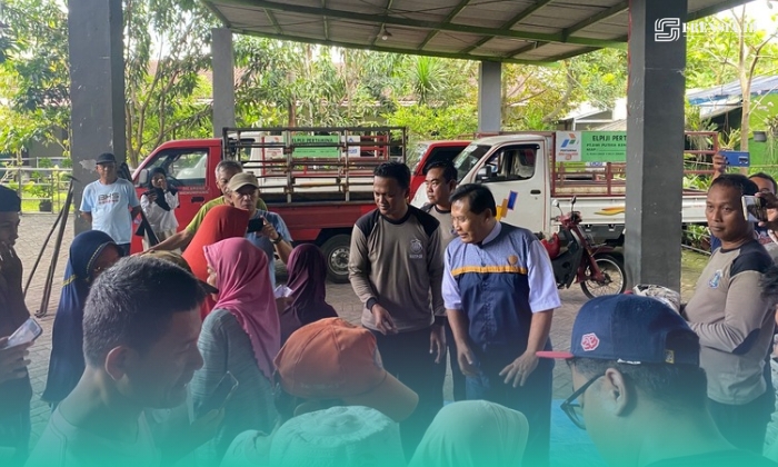 Anggota DPRD Jatim Fraksi Gerindra, H. Satib, saat membagikan beras. (Foto: Sigit/Frensia). 