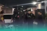 Tim alap-alap Polres Jember saat mengamankan pelaku pesta gay di Antirogo, Jember (Foto: Tangkapan Layar dari Instagram @Humas Polres Jember). 