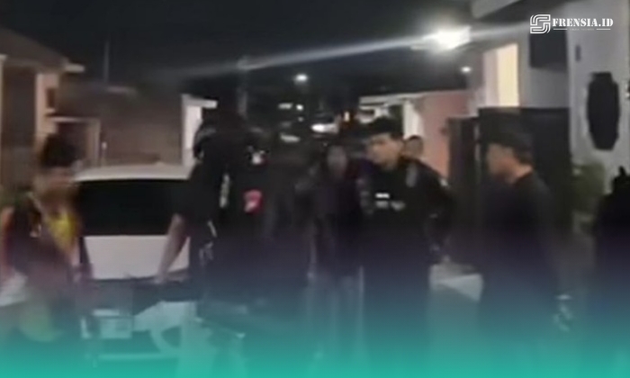 Tim alap-alap Polres Jember saat mengamankan pelaku pesta gay di Antirogo, Jember (Foto: Tangkapan Layar dari Instagram @Humas Polres Jember). 