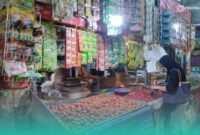 Toko sembako milik M. Afin di Pasar Tanjung, Kaliwates, Jember saat kedatangan pembeli. (Foto: Fadli/Frensia).