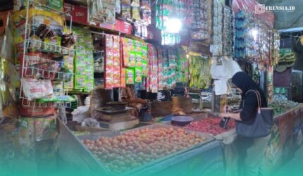 Toko sembako milik M. Afin di Pasar Tanjung, Kaliwates, Jember saat kedatangan pembeli. (Foto: Fadli).