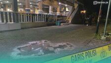 Masjid Raya Pesona di Perumahan Regency yang dipasang garis polisi usai kejadian ledakan. (Foto: Sigit/Frensia). 