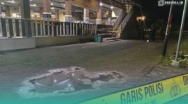 Masjid Raya Pesona di Perumahan Regency yang dipasang garis polisi usai kejadian ledakan. (Foto: Sigit/Frensia). 