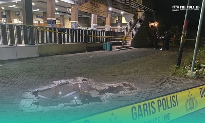 Masjid Raya Pesona di Perumahan Regency yang dipasang garis polisi usai kejadian ledakan. (Foto: Sigit/Frensia). 