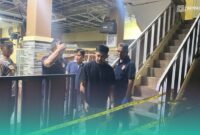 Kasat Reskrim Polres Jember, AKP Angga Riatama saat melakukan olah TKP. (Foto: Sigit/Frensia). 