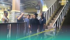 Kasat Reskrim Polres Jember, AKP Angga Riatama saat melakukan olah TKP. (Foto: Sigit/Frensia). 