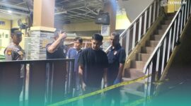 Kasat Reskrim Polres Jember, AKP Angga Riatama saat melakukan olah TKP. (Foto: Sigit/Frensia). 