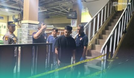 Kasat Reskrim Polres Jember, AKP Angga Riatama saat melakukan olah TKP. (Foto: Sigit/Frensia).