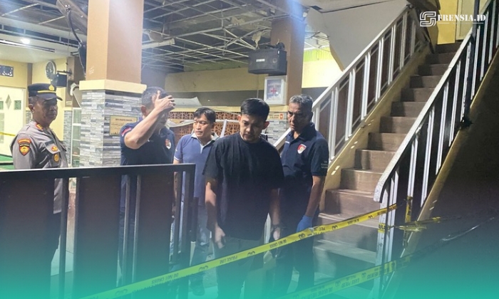 Kasat Reskrim Polres Jember, AKP Angga Riatama saat melakukan olah TKP. (Foto: Sigit/Frensia). 