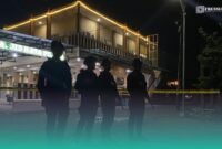 Polisi saat berjaga di depan masjid usai ada ledakan. (Foto: Sigit/Frensia). 