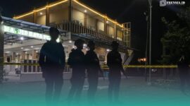 Polisi saat berjaga di depan masjid usai ada ledakan. (Foto: Sigit/Frensia). 