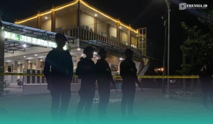 Polisi saat berjaga di depan masjid usai ada ledakan. (Foto: Sigit/Frensia).