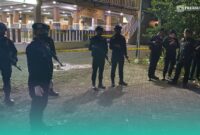 Sejumlah polisi memegang laras panjang berjaga di depan masjid Raya Peson, Patrang, Jember. (Foto: Sigit/Frensia). 