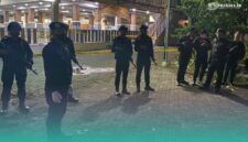 Sejumlah polisi memegang laras panjang berjaga di depan masjid Raya Peson, Patrang, Jember. (Foto: Sigit/Frensia).