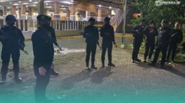 Sejumlah polisi memegang laras panjang berjaga di depan masjid Raya Peson, Patrang, Jember. (Foto: Sigit/Frensia). 