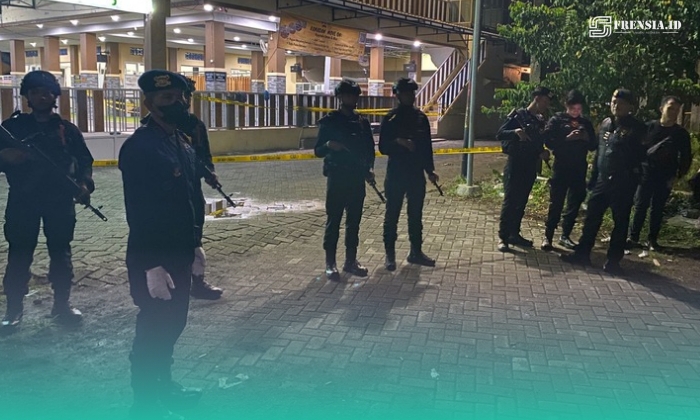 Sejumlah polisi memegang laras panjang berjaga di depan masjid Raya Peson, Patrang, Jember. (Foto: Sigit/Frensia). 