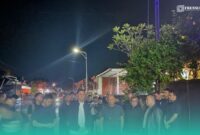 Kapolres Jember saat menyambut kedatangan Kapolda Jatim di tempat olah TKP (Foto: Sigit/Frensia). 