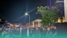 Kapolres Jember saat menyambut kedatangan Kapolda Jatim di tempat olah TKP (Foto: Sigit/Frensia). 