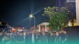 Kapolres Jember saat menyambut kedatangan Kapolda Jatim di tempat olah TKP (Foto: Sigit/Frensia). 