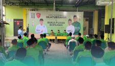 Kader Partai Kebangkitan Bangsa saat cara buka bersama di Kantor DPC PKB Jember (Foto: Sigit/Frensia). 