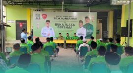 Kader Partai Kebangkitan Bangsa saat cara buka bersama di Kantor DPC PKB Jember (Foto: Sigit/Frensia). 