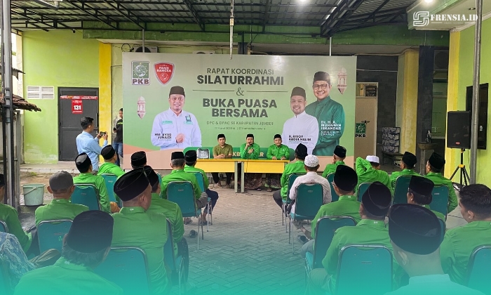 Kader Partai Kebangkitan Bangsa saat cara buka bersama di Kantor DPC PKB Jember (Foto: Sigit/Frensia). 