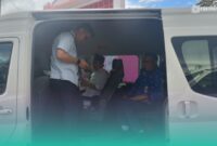 Bupati Jember, Muhammad Fawait, di dalam mobil Hiace bersama beberapa kepala Organisasi Pemerintah Daerah (OPD). (Foto: Fadli/Frensia).